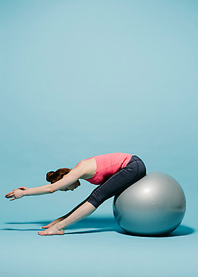 포토 JPG 스튜디오촬영 전신 여자 요가 모션 맨발 실내 숙이기 한명 사람 앉기 동양인 20대 성인 옆모습 운동복 운동 스트레칭 한국인 짐볼 손뻗기 여자만 여자한명만 성인여자만 청년만 청년여자만 성인한명만 청년여자한명만 성인여자한명만 성인만 국내포토 1 웰빙 옷 뷰포인트 포즈 발 건강 인종 청년 내부 파일형식