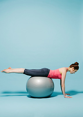 포토 JPG 스튜디오촬영 전신 여자 엎드리기 요가 모션 맨발 실내 한명 사람 동양인 손짓 20대 성인 옆모습 운동복 운동 스트레칭 한국인 짐볼 여자만 여자한명만 성인여자만 청년만 청년여자만 성인한명만 청년여자한명만 성인여자한명만 성인만 국내포토 1 웰빙 옷 뷰포인트 발 건강 인종 청년 내부 파일형식