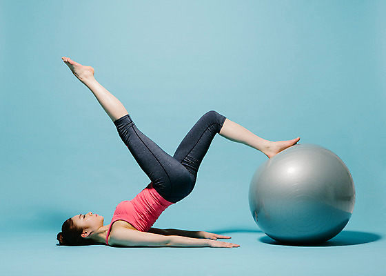 포토 JPG 스튜디오촬영 전신 여자 요가 모션 맨발 실내 한명 사람 동양인 20대 성인 옆모습 운동복 눕기 운동 스트레칭 한국인 짐볼 다리들기 여자만 여자한명만 성인여자만 청년만 청년여자만 성인한명만 청년여자한명만 성인여자한명만 성인만 국내포토 1 웰빙 옷 뷰포인트 발 건강 인종 청년 내부 파일형식