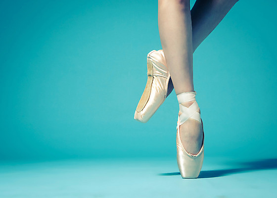 포토 JPG 스튜디오촬영 여자 모션 발 실내 한명 서기 사람 20대 성인 신체부위 하반신 발레 토슈즈 여자만 여자한명만 성인여자만 청년만 청년여자만 성인한명만 청년여자한명만 성인여자한명만 성인만 국내포토 1 신발 청년 내부 춤 파일형식