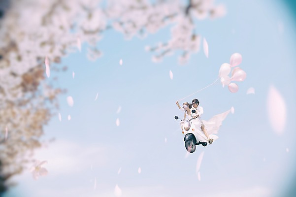 JPG 식물 편집이미지 여자 남자 여유 결혼 신혼부부 사람 동양인 성인 두명 한국인 자유 스쿠터 벚꽃 디지털합성 풍선 설레임 공중부양 디지털아트 성인만 편집실사 부부 꽃 감정 컨셉 인종 이벤트 오토바이 CG 신혼 파일형식