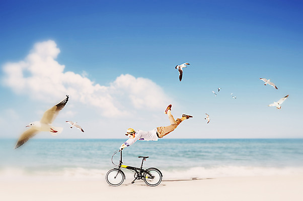 JPG 서양인 외국인 구름 편집이미지 남자 여유 바다 갈매기 조류 하늘 한명 사람 풍경 성인 자전거 자유 디지털합성 설레임 공중부양 디지털아트 남자만 남자한명만 성인남자만 성인만 편집실사 자연요소 동물 1 감정 컨셉 인종 바이크 CG 파일형식