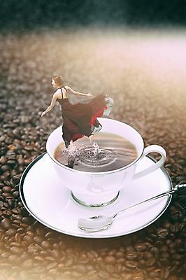 JPG 편집이미지 여자 여유 커피 티타임 한명 사람 동양인 성인 한국인 원두 자유 커피잔 디지털합성 설레임 공중부양 디지털아트 여자만 여자한명만 성인여자만 성인만 편집실사 1 감정 음료 컨셉 휴식 잔 인종 CG 파일형식