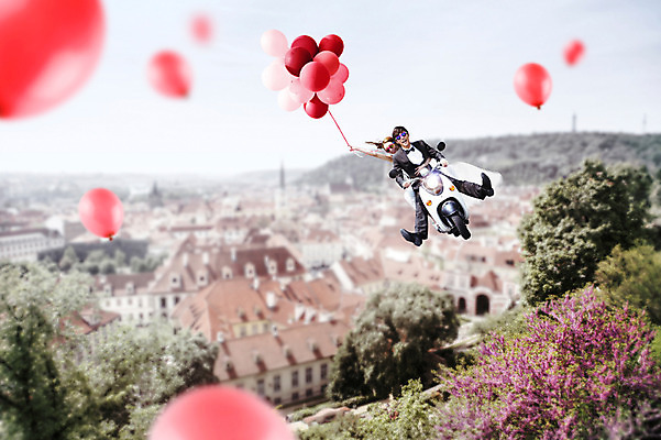 JPG 나무 식물 편집이미지 여자 남자 꽃 여유 결혼 신혼부부 사람 동양인 풍경 성인 두명 건물 마을 한국인 자유 스쿠터 디지털합성 풍선 설레임 공중부양 디지털아트 성인만 편집실사 건축물 부부 감정 컨셉 인종 이벤트 오토바이 CG 신혼 파일형식