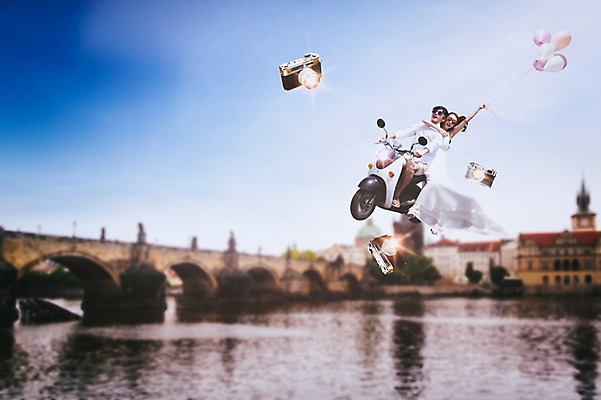 JPG 편집이미지 여자 남자 여유 결혼 신혼부부 사람 동양인 풍경 성인 두명 카메라 마을 한국인 자유 스쿠터 도시 디지털합성 풍선 설레임 공중부양 가교 디지털아트 성인만 편집실사 건축물 부부 감정 컨셉 인종 이벤트 전자제품 오토바이 CG 신혼 파일형식