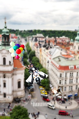 JPG 편집이미지 여자 남자 여유 결혼 신혼부부 사람 동양인 풍경 성인 두명 한국인 자유 스쿠터 도시 디지털합성 풍선 설레임 공중부양 디지털아트 성인만 편집실사 부부 감정 컨셉 인종 이벤트 오토바이 CG 신혼 파일형식