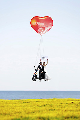 JPG 편집이미지 여자 남자 여유 바다 결혼 신혼부부 사람 동양인 풍경 성인 두명 한국인 자유 스쿠터 하트 디지털합성 풍선 설레임 공중부양 디지털아트 성인만 편집실사 모양 부부 감정 컨셉 인종 이벤트 오토바이 CG 신혼 파일형식