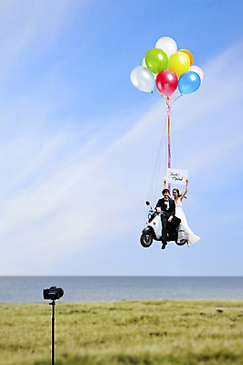 JPG 주간 편집이미지 여자 남자 여유 바다 결혼 신혼부부 하늘 사람 동양인 풍경 성인 야외 두명 카메라 사진촬영 한국인 자유 스쿠터 디지털합성 풍선 설레임 공중부양 디지털아트 성인만 편집실사 자연요소 부부 감정 컨셉 인종 이벤트 전자제품 촬영 오토바이 CG 신혼 파일형식
