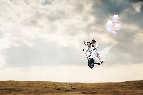 JPG 구름 편집이미지 여자 남자 여유 결혼 신혼부부 하늘 사람 동양인 풍경 성인 두명 한국인 자유 스쿠터 디지털합성 풍선 설레임 공중부양 디지털아트 성인만 편집실사 자연요소 부부 감정 컨셉 인종 이벤트 오토바이 CG 신혼 파일형식