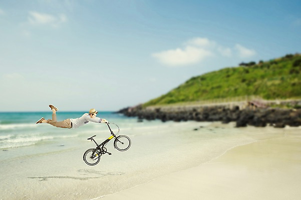 JPG 서양인 외국인 구름 편집이미지 남자 여유 바다 자연 하늘 한명 사람 풍경 성인 해변 자전거 자유 디지털합성 설레임 공중부양 디지털아트 남자만 남자한명만 성인남자만 성인만 편집실사 자연요소 1 감정 컨셉 인종 바이크 CG 생태계 파일형식
