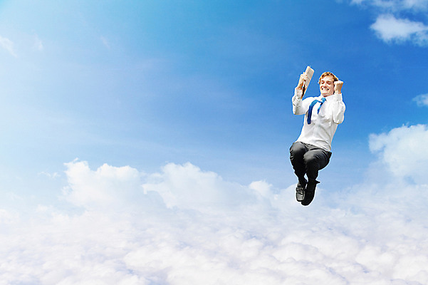 JPG 서양인 외국인 구름 편집이미지 남자 여유 포즈 하늘 한명 사람 정장 성인 달리기 자유 비즈니스맨 디지털합성 설레임 공중부양 디지털아트 남자만 남자한명만 성인남자만 성인만 편집실사 자연요소 1 옷 감정 컨셉 비즈니스 모션 인종 직장인 CG 파일형식