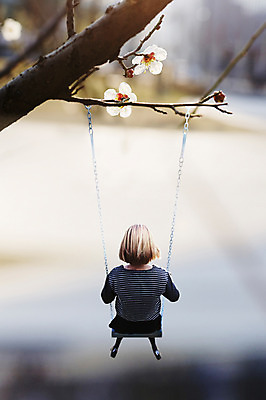 JPG 식물 편집이미지 여자 여유 한명 사람 성인 뒷모습 자유 벚꽃 나뭇가지 디지털합성 그네 그네타기 설레임 공중부양 디지털아트 여자만 여자한명만 성인여자만 성인만 편집실사 나무 1 꽃 감정 뷰포인트 컨셉 놀이 CG 파일형식