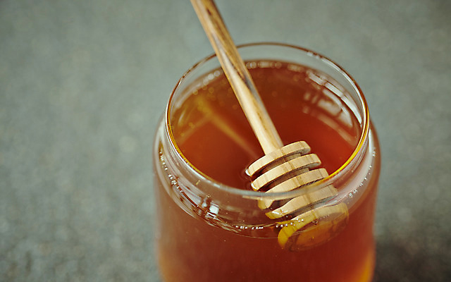 포토 JPG 스튜디오촬영 음식 백그라운드 유리병 실내 사람없음 꿀 꿀단지 벌꿀 허니디퍼 국내포토 병_용기 내부 도구 파일형식