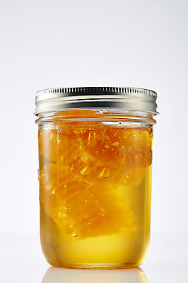 포토 JPG 스튜디오촬영 음식 백그라운드 유리병 실내 사람없음 꿀 벌집 꿀단지 벌꿀 국내포토 병_용기 내부 파일형식