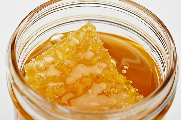 포토 JPG 스튜디오촬영 음식 백그라운드 유리병 실내 사람없음 꿀 벌집 꿀단지 벌꿀 국내포토 병_용기 내부 파일형식