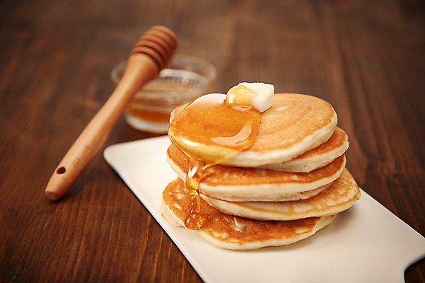 포토 JPG 스튜디오촬영 그릇 음식 백그라운드 도마 실내 사람없음 아웃포커스 흐름 유리그릇 버터 꿀 팬케이크 벌집 벌꿀 허니디퍼 국내포토 식기 컨셉 유리 주방용품 촬영기법 내부 케이크 도구 파일형식