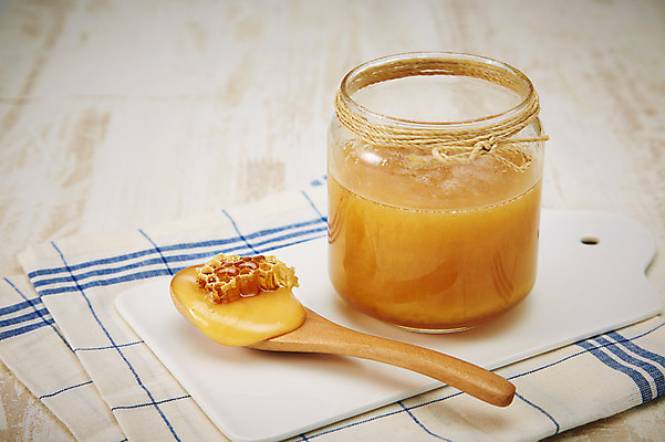 포토 JPG 스튜디오촬영 음식 백그라운드 유리병 도마 실내 사람없음 숟가락 천 꿀 노끈 벌집 꿀단지 벌꿀 허니디퍼 마누카꿀 국내포토 줄 주방용품 병_용기 수저 내부 도구 직물 파일형식