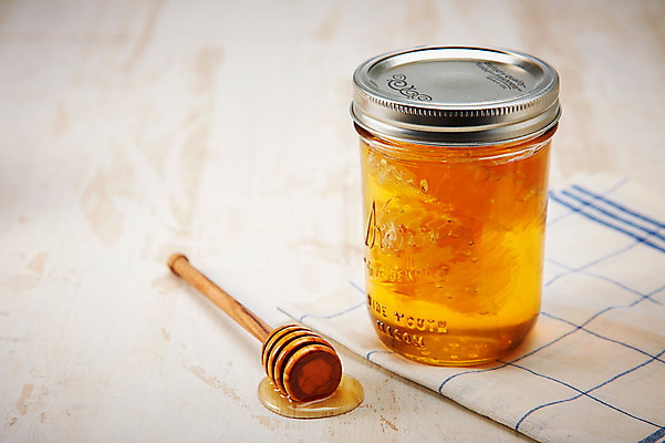 포토 JPG 스튜디오촬영 음식 백그라운드 유리병 실내 사람없음 천 꿀 벌집 꿀단지 벌꿀 허니디퍼 국내포토 병_용기 내부 도구 직물 파일형식