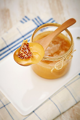 포토 JPG 스튜디오촬영 음식 백그라운드 유리병 도마 실내 사람없음 숟가락 천 꿀 벌집 꿀단지 벌꿀 마누카꿀 국내포토 주방용품 병_용기 수저 내부 직물 파일형식