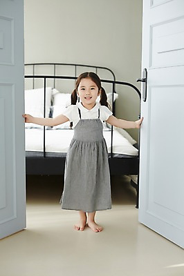 포토 JPG 스튜디오촬영 전신 라이프스타일 여자 어린이라이프 어린이 장난 모션 놀이 실내 한명 서기 미소 사람 동양인 손짓 소녀 앞모습 문 한국인 침대 오픈 여자만 여자한명만 어린이만 소녀만 소녀한명만 국내포토 1 뷰포인트 가구 표정 인종 내부 생활 파일형식