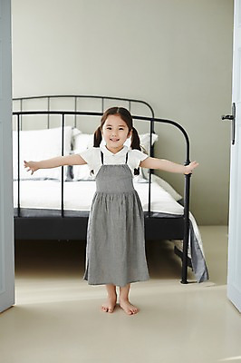 포토 JPG 스튜디오촬영 전신 라이프스타일 여자 어린이라이프 어린이 모션 놀이 실내 한명 서기 미소 사람 동양인 손짓 소녀 앞모습 문 한국인 침대 오픈 여자만 여자한명만 어린이만 소녀만 소녀한명만 국내포토 1 뷰포인트 가구 표정 인종 내부 생활 파일형식