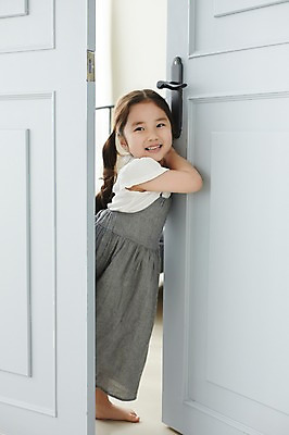 포토 JPG 스튜디오촬영 전신 라이프스타일 여자 어린이라이프 어린이 장난 모션 놀이 실내 한명 서기 미소 사람 동양인 소녀 옆모습 문 한국인 오픈 여자만 여자한명만 어린이만 소녀만 소녀한명만 국내포토 1 뷰포인트 표정 인종 내부 생활 파일형식