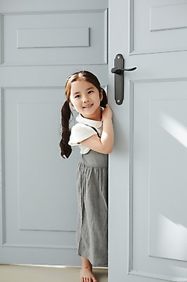 포토 JPG 스튜디오촬영 전신 라이프스타일 여자 어린이라이프 어린이 장난 모션 놀이 실내 한명 서기 미소 사람 동양인 소녀 앞모습 문 한국인 오픈 여자만 여자한명만 어린이만 소녀만 소녀한명만 국내포토 1 뷰포인트 표정 인종 내부 생활 파일형식