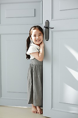 포토 JPG 스튜디오촬영 전신 라이프스타일 여자 어린이라이프 어린이 장난 모션 놀이 실내 한명 서기 미소 사람 동양인 소녀 앞모습 문 한국인 오픈 여자만 여자한명만 어린이만 소녀만 소녀한명만 국내포토 1 뷰포인트 표정 인종 내부 생활 파일형식