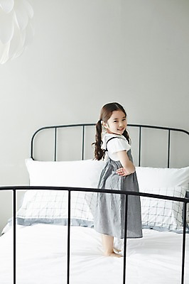 포토 JPG 스튜디오촬영 전신 라이프스타일 여자 어린이라이프 어린이 허리손 장난 모션 놀이 실내 한명 서기 미소 사람 동양인 소녀 옆모습 침실 한국인 침대 여자만 여자한명만 어린이만 소녀만 소녀한명만 국내포토 1 뷰포인트 포즈 가구 표정 인종 내부 생활 파일형식