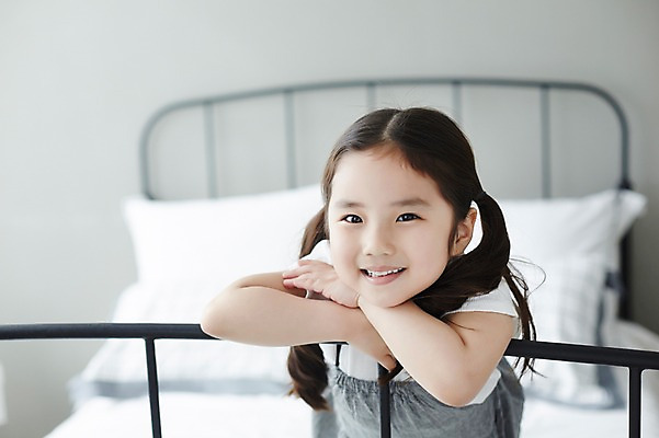 포토 JPG 스튜디오촬영 라이프스타일 여자 어린이라이프 어린이 장난 모션 놀이 실내 한명 서기 미소 사람 동양인 소녀 상반신 앞모습 기댐 침실 한국인 침대 여자만 여자한명만 어린이만 소녀만 소녀한명만 국내포토 1 뷰포인트 가구 표정 인종 내부 생활 파일형식