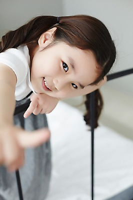 포토 JPG 스튜디오촬영 라이프스타일 여자 어린이라이프 어린이 모션 실내 한명 서기 미소 사람 동양인 손짓 소녀 상반신 앞모습 기댐 침실 한국인 침대 여자만 여자한명만 어린이만 소녀만 소녀한명만 국내포토 1 뷰포인트 가구 표정 인종 내부 생활 파일형식