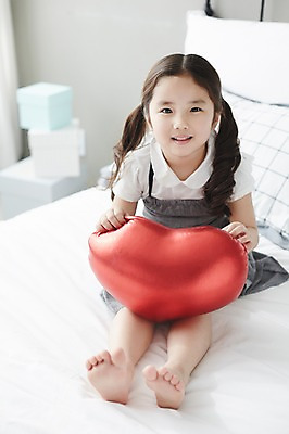 포토 JPG 스튜디오촬영 전신 라이프스타일 여자 어린이라이프 어린이 쿠션 장난 모션 놀이 실내 한명 미소 들기 사람 앉기 동양인 소녀 앞모습 침실 한국인 하트 침대 여자만 여자한명만 어린이만 소녀만 소녀한명만 국내포토 모양 1 뷰포인트 가구 표정 인종 내부 생활 파일형식