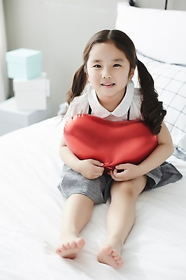 포토 JPG 스튜디오촬영 전신 라이프스타일 여자 어린이라이프 어린이 쿠션 안기 모션 놀이 실내 한명 미소 들기 사람 앉기 동양인 소녀 앞모습 침실 한국인 하트 침대 여자만 여자한명만 어린이만 소녀만 소녀한명만 국내포토 모양 1 뷰포인트 가구 표정 인종 내부 생활 파일형식