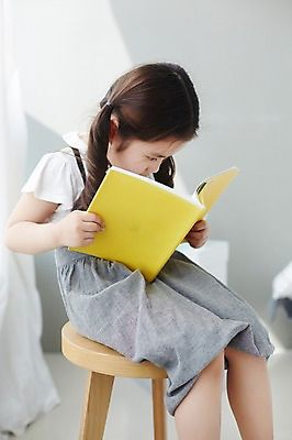 포토 JPG 스튜디오촬영 라이프스타일 여자 어린이 의자 모션 실내 한명 들기 사람 앉기 동양인 소녀 상반신 책 독서 한국인 가족라이프 읽기 여자만 여자한명만 어린이만 소녀만 소녀한명만 국내포토 1 가구 가족 인종 내부 생활 파일형식