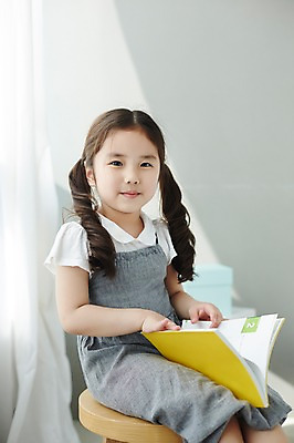 포토 JPG 스튜디오촬영 라이프스타일 여자 어린이라이프 어린이 의자 모션 실내 한명 서기 미소 들기 사람 앉기 동양인 소녀 상반신 앞모습 책 독서 한국인 읽기 여자만 여자한명만 어린이만 소녀만 소녀한명만 국내포토 1 뷰포인트 가구 표정 인종 내부 생활 파일형식