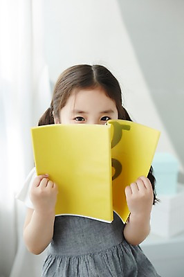 포토 JPG 스튜디오촬영 라이프스타일 여자 어린이라이프 어린이 모션 실내 한명 들기 사람 앉기 동양인 소녀 상반신 앞모습 책 독서 한국인 여자만 여자한명만 어린이만 소녀만 소녀한명만 국내포토 1 뷰포인트 인종 내부 생활 파일형식