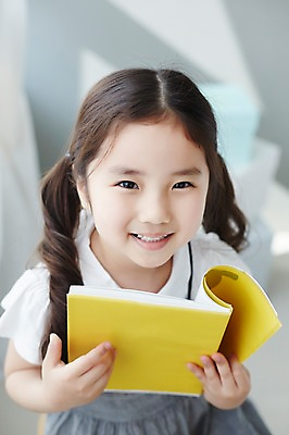 포토 JPG 스튜디오촬영 라이프스타일 여자 어린이라이프 어린이 모션 실내 한명 미소 들기 사람 앉기 동양인 소녀 상반신 앞모습 책 독서 한국인 여자만 여자한명만 어린이만 소녀만 소녀한명만 국내포토 1 뷰포인트 표정 인종 내부 생활 파일형식