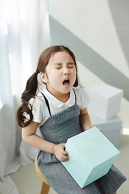 포토 JPG 스튜디오촬영 라이프스타일 여자 어린이라이프 어린이 의자 모션 놀이 실내 한명 들기 사람 앉기 동양인 소녀 상반신 앞모습 상자 한국인 재채기 여자만 여자한명만 어린이만 소녀만 소녀한명만 국내포토 1 뷰포인트 가구 인종 내부 생활 파일형식