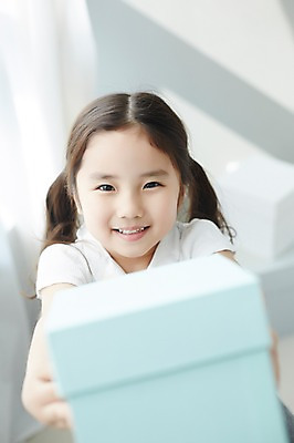 포토 JPG 스튜디오촬영 라이프스타일 여자 어린이라이프 어린이 모션 놀이 실내 한명 미소 들기 사람 앉기 동양인 소녀 상반신 앞모습 상자 한국인 주기 여자만 여자한명만 어린이만 소녀만 소녀한명만 국내포토 1 뷰포인트 표정 인종 내부 생활 파일형식