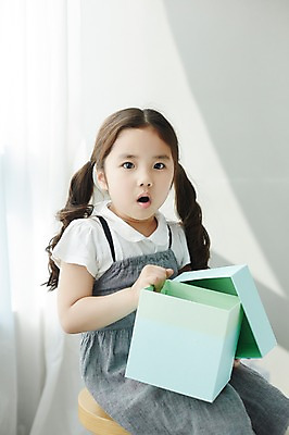 포토 JPG 스튜디오촬영 라이프스타일 여자 어린이라이프 어린이 의자 모션 놀이 실내 한명 들기 사람 앉기 동양인 소녀 상반신 앞모습 상자 놀람 한국인 여자만 여자한명만 어린이만 소녀만 소녀한명만 국내포토 1 감정 뷰포인트 가구 표정 인종 내부 생활 파일형식