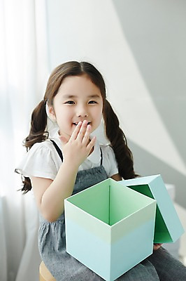 포토 JPG 스튜디오촬영 라이프스타일 여자 어린이라이프 어린이 의자 모션 놀이 실내 한명 미소 들기 사람 앉기 동양인 손짓 소녀 상반신 앞모습 상자 한국인 여자만 여자한명만 어린이만 소녀만 소녀한명만 국내포토 1 뷰포인트 가구 표정 인종 내부 생활 파일형식