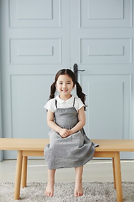 포토 JPG 스튜디오촬영 전신 라이프스타일 여자 어린이라이프 어린이 모션 실내 한명 미소 사람 앉기 동양인 소녀 앞모습 문 한국인 책상 여자만 여자한명만 어린이만 소녀만 소녀한명만 국내포토 1 뷰포인트 가구 표정 인종 내부 생활 파일형식