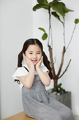 포토 JPG 스튜디오촬영 라이프스타일 여자 어린이라이프 어린이 모션 실내 한명 미소 사람 앉기 동양인 손짓 소녀 상반신 앞모습 턱괴기 한국인 책상 여자만 여자한명만 어린이만 소녀만 소녀한명만 국내포토 1 뷰포인트 가구 표정 인종 내부 생활 파일형식