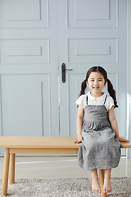 포토 JPG 스튜디오촬영 전신 라이프스타일 여자 어린이라이프 어린이 모션 실내 한명 미소 사람 앉기 동양인 소녀 앞모습 문 한국인 책상 여자만 여자한명만 어린이만 소녀만 소녀한명만 국내포토 1 뷰포인트 가구 표정 인종 내부 생활 파일형식