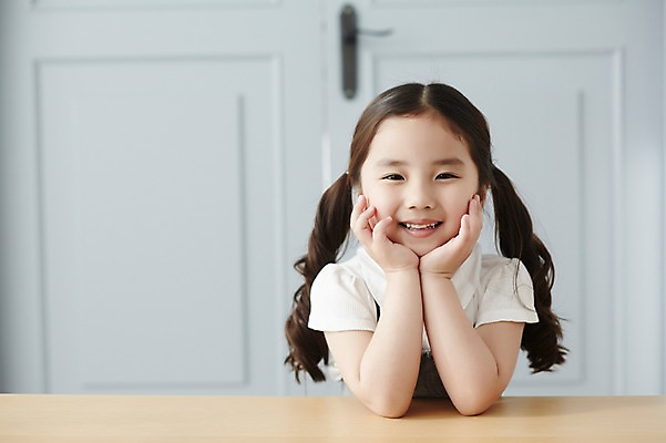 포토 JPG 스튜디오촬영 라이프스타일 여자 어린이라이프 어린이 모션 휴식 실내 한명 미소 사람 앉기 동양인 손짓 소녀 상반신 앞모습 문 턱괴기 한국인 책상 여자만 여자한명만 어린이만 소녀만 소녀한명만 국내포토 1 뷰포인트 가구 컨셉 표정 인종 내부 생활 파일형식