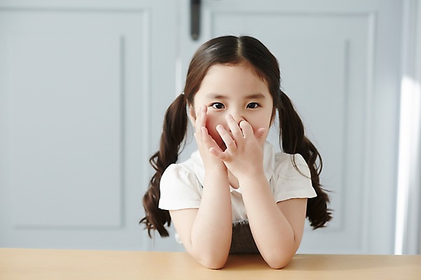 포토 JPG 스튜디오촬영 라이프스타일 여자 어린이라이프 어린이 모션 휴식 실내 한명 사람 앉기 동양인 손짓 소녀 상반신 앞모습 한국인 책상 여자만 여자한명만 어린이만 소녀만 소녀한명만 국내포토 1 뷰포인트 가구 컨셉 인종 내부 생활 파일형식