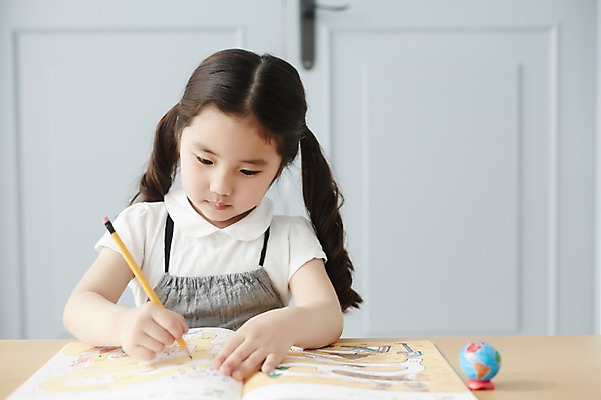 포토 JPG 스튜디오촬영 라이프스타일 여자 어린이라이프 어린이 모션 실내 한명 들기 사람 앉기 동양인 소녀 상반신 앞모습 책 연필 한국인 책상 과제 여자만 여자한명만 어린이만 소녀만 소녀한명만 국내포토 1 뷰포인트 가구 학용품 인종 내부 생활 필기구 파일형식