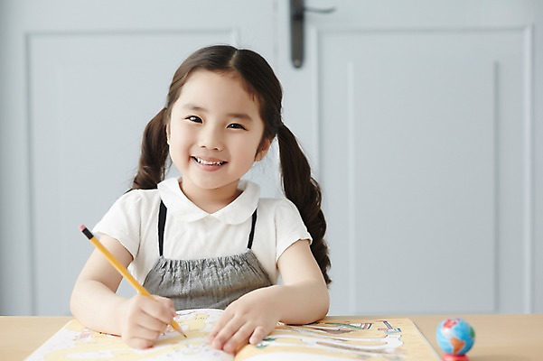 포토 JPG 스튜디오촬영 라이프스타일 여자 어린이라이프 어린이 모션 실내 한명 미소 들기 사람 앉기 동양인 소녀 상반신 앞모습 책 연필 한국인 책상 과제 여자만 여자한명만 어린이만 소녀만 소녀한명만 국내포토 1 뷰포인트 가구 학용품 표정 인종 내부 생활 필기구 파일형식