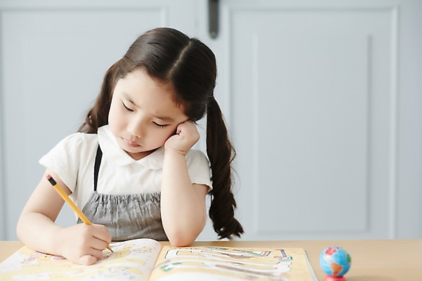 포토 JPG 스튜디오촬영 라이프스타일 여자 어린이라이프 어린이 모션 실내 한명 들기 사람 앉기 동양인 소녀 상반신 앞모습 연필 한국인 책상 고민 과제 여자만 여자한명만 어린이만 소녀만 소녀한명만 국내포토 1 감정 뷰포인트 가구 학용품 인종 내부 생활 필기구 파일형식