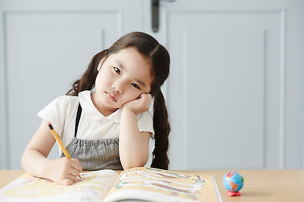 포토 JPG 스튜디오촬영 라이프스타일 여자 어린이라이프 어린이 모션 실내 한명 들기 사람 앉기 동양인 소녀 상반신 앞모습 책 연필 턱괴기 한국인 책상 고민 과제 여자만 여자한명만 어린이만 소녀만 소녀한명만 국내포토 1 감정 뷰포인트 가구 학용품 인종 내부 생활 필기구 파일형식